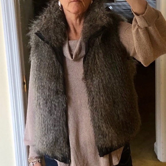Faux Fur Vest by Takara - Picture 6 of 7